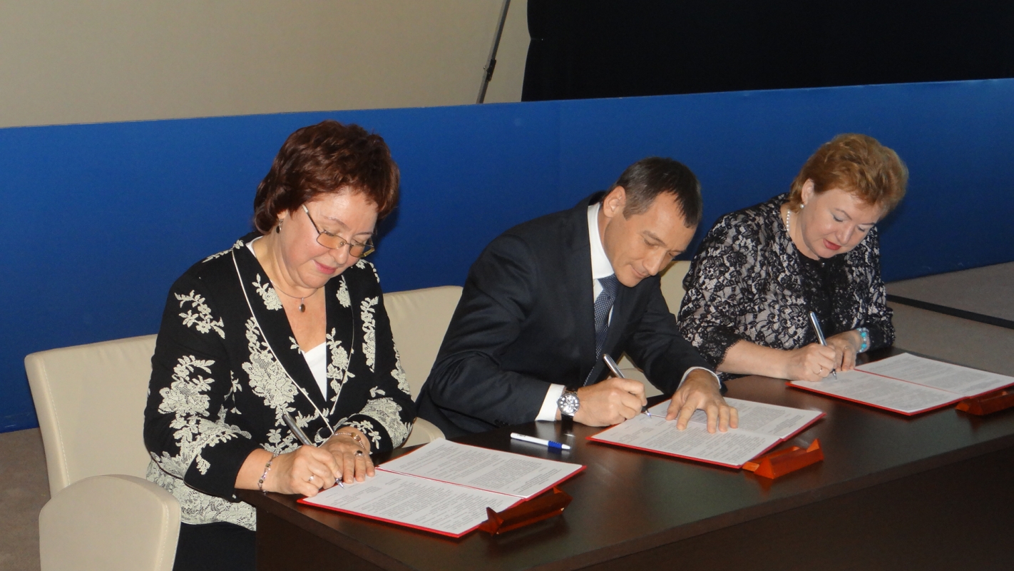 Подписание соглашения о сотрудничестве на I Конгрессе народов Приморского края,   2013 год.JPG